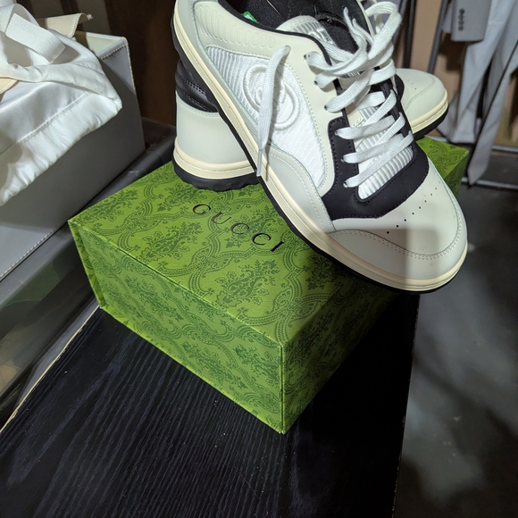 Stylish Black and White Athletic Shoes - Picture 5 of 5